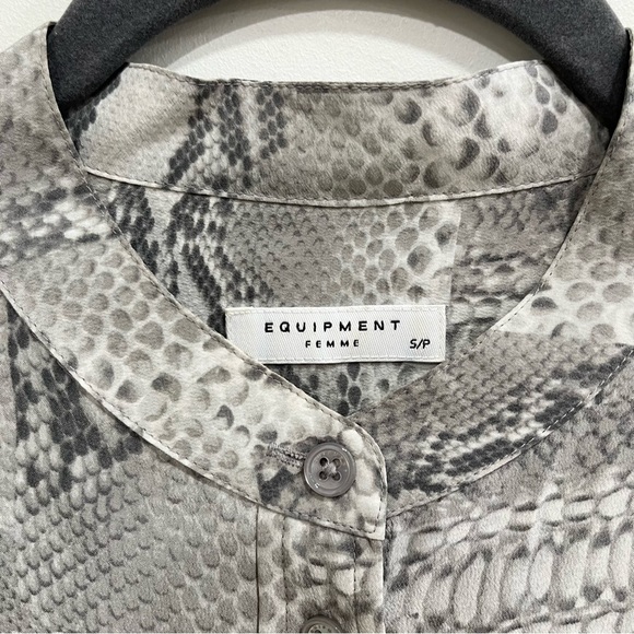Equipment 100% silk collarless gray snakeskin print button up blouse small - Picture 7 of 8